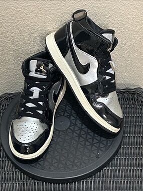 Jordan 1 Mid SE GS ‘Black Metallic Silver’ FZ3937-001